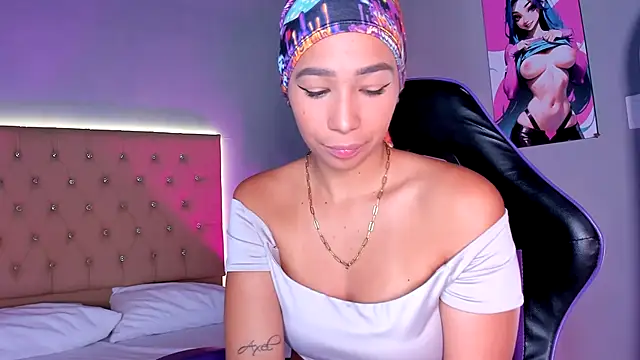 EmmaLawrence  online show from December 16, 2025, 8:36 pm