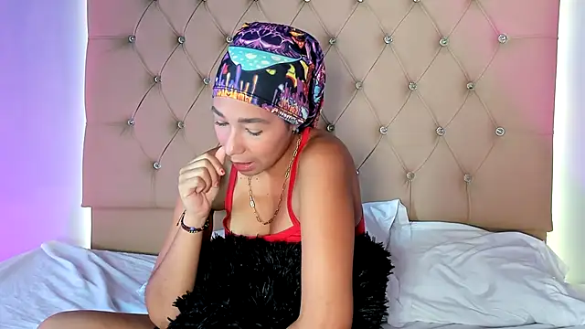 EmmaLawrence  online show from December 22, 2025, 7:11 pm