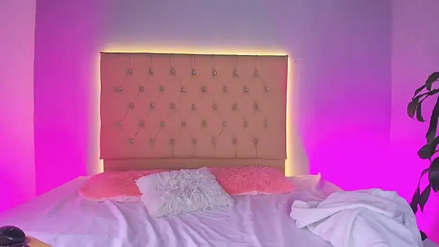 EmmaLawrence  online show from February 12, 2026, 9:04 am