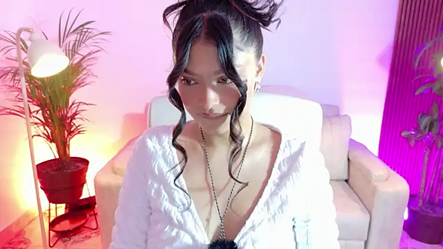 Snapshot of victoria___moon chatting on December 18, 2025, 2:01 pm victoria moon online show from December 18, 2025, 2:01 pm
