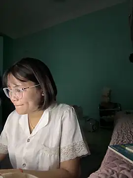 Snapshot of polly_chan chatting on December 5, 2025, 7:06 am polly chan online show from December 5, 2025, 7:06 am