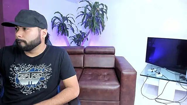 HotThreesoome online show from December 17, 2025, 12:55 pm