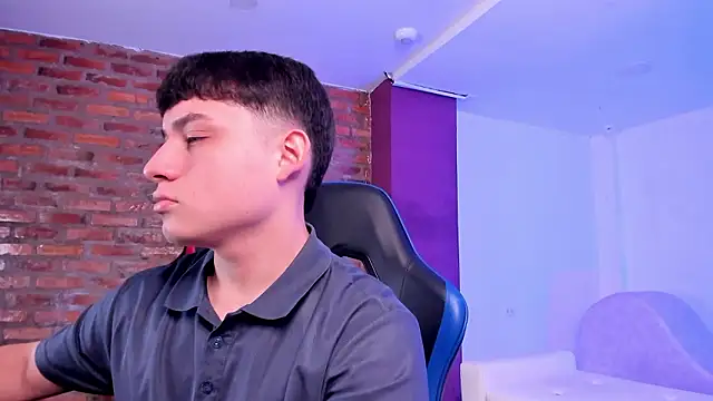 HotThreesoome online show from March 26, 2026, 12:44 pm