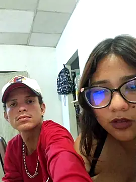 Snapshot of HotNMcouple chatting on December 5, 2025, 5:05 am HotNMcouple online show from December 5, 2025, 5:05 am