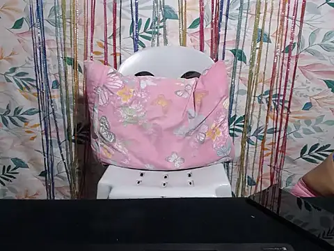 Snapshot of HotCreamyPussy4u chatting on January 10, 2026, 4:14 am HotCreamyPussy4u online show from January 10, 2026, 4:14 am