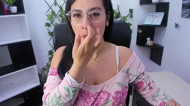 sophi hardd  online show from April 1, 2026, 1:34 pm