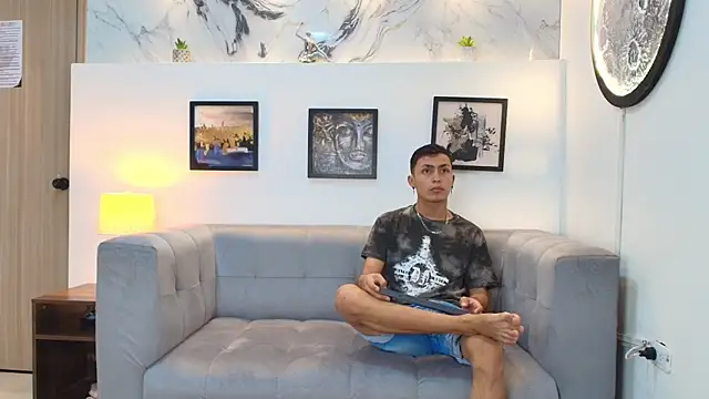 YOUNG GUYS1 online show from December 18, 2025, 1:11 am