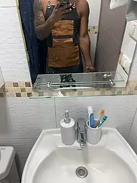 Comeonmyhouse22cm online show from February 13, 2026, 7:43 pm