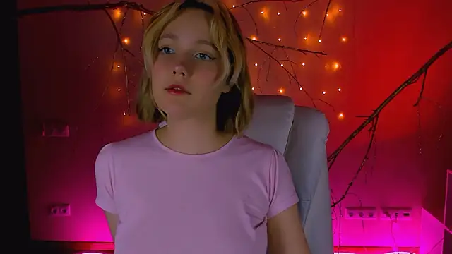 Snapshot of madeline_doll chatting on February 22, 2026, 11:31 am madeline doll online show from February 22, 2026, 11:31 am