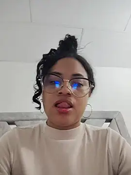 DAFNNEE HOT online show from June 17, 2026, 1:56 pm