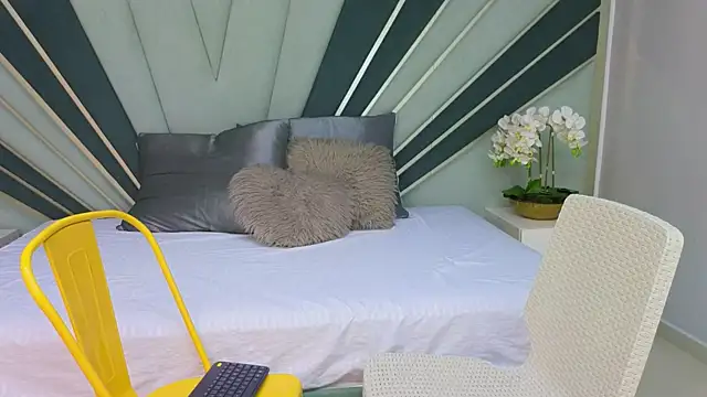 DulceeEsmeralda online show from February 19, 2026, 1:51 pm