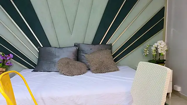 DulceeEsmeralda online show from April 10, 2026, 2:11 pm