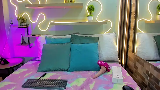 Sarah Clars online show from April 10, 2026, 12:49 am