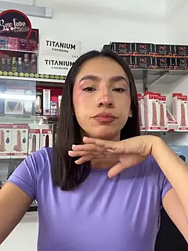 lunaluxury22 online show from March 6, 2026, 1:29 pm