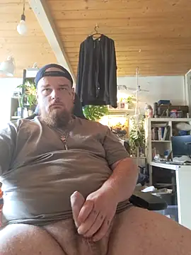 Snapshot of YoursxTruly chatting on June 17, 2026, 1:12 pm YoursxTruly online show from June 17, 2026, 1:12 pm