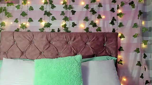 Ayla-marttinez online show from April 13, 2026, 12:49 am