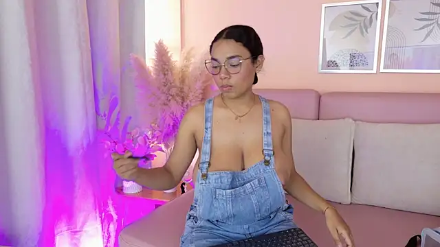 Snapshot of Emmy_And_Luna chatting on July 2, 2026, 12:33 pm Emmy And Luna online show from July 2, 2026, 12:33 pm