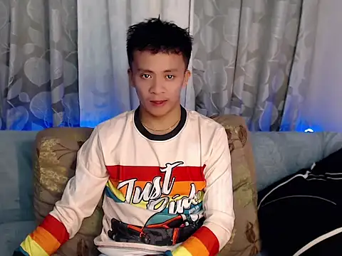 ur twinkKirk6969 online show from May 11, 2026, 10:32 am