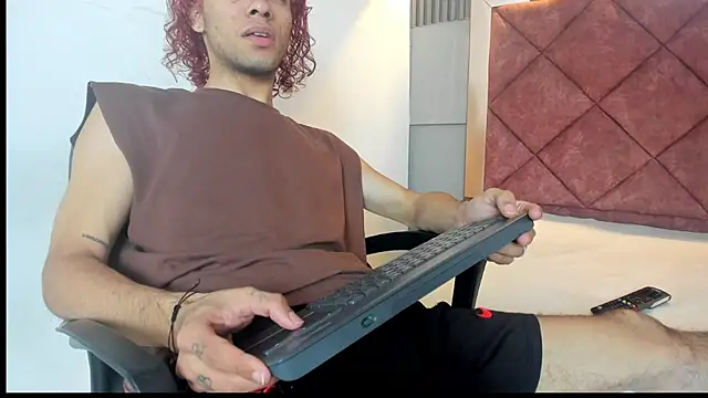 TAYSON SCOTT online show from December 18, 2025, 1:39 pm