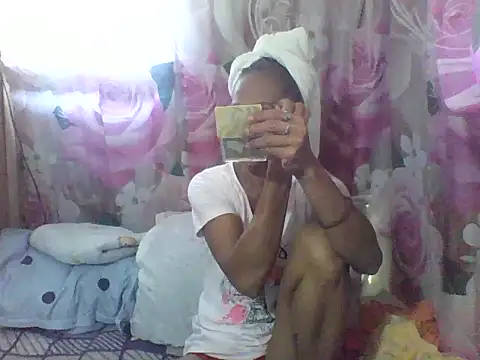 Snapshot of Petite_elise chatting on April 24, 2026, 4:37 am Petite elise online show from April 24, 2026, 4:37 am