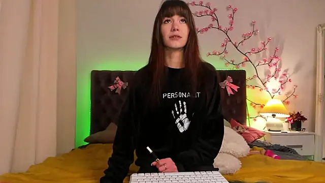 MilanaHotts online show from February 5, 2026, 6:51 am