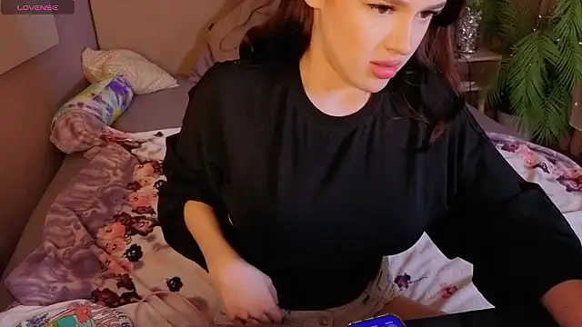 Holly  Bush online show from March 1, 2026, 3:25 pm