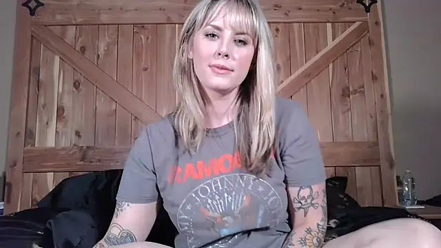 Snapshot of onesmittenkitten chatting on May 19, 2026, 5:41 pm onesmittenkitten online show from May 19, 2026, 5:41 pm