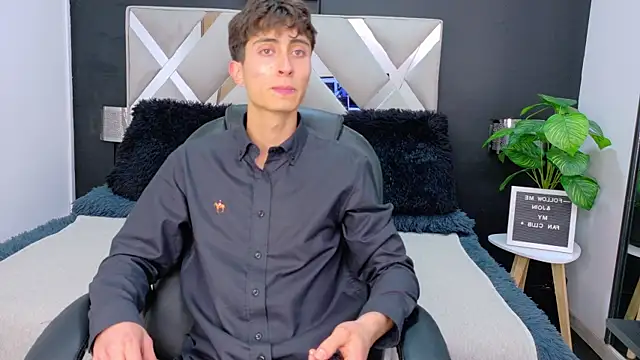 Snapshot of Ithan_Skin chatting on December 18, 2025, 11:38 am Ithan Skin online show from December 18, 2025, 11:38 am