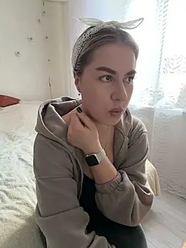 Roxi Joy online show from March 17, 2026, 9:45 am