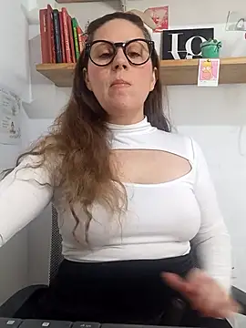 Snapshot of SofiEsteves chatting on May 1, 2026, 3:05 pm SofiEsteves online show from May 1, 2026, 3:05 pm