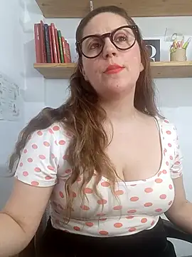 Snapshot of SofiEsteves chatting on May 6, 2026, 2:00 pm SofiEsteves online show from May 6, 2026, 2:00 pm