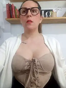 Snapshot of SofiEsteves chatting on May 11, 2026, 6:05 pm SofiEsteves online show from May 11, 2026, 6:05 pm