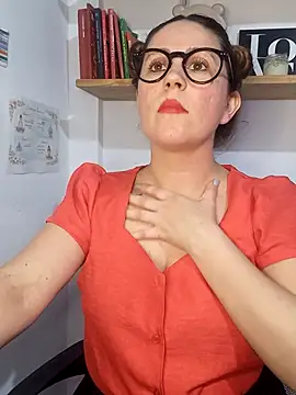 Snapshot of SofiEsteves chatting on June 1, 2026, 6:42 pm SofiEsteves online show from June 1, 2026, 6:42 pm