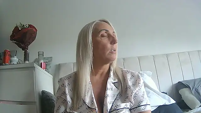Snapshot of theblondecocklover chatting on June 17, 2026, 7:04 pm theblondecocklover online show from June 17, 2026, 7:04 pm