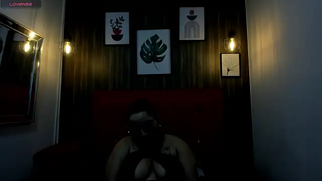 Snapshot of meggancurvy chatting on February 7, 2026, 8:12 pm meggancurvy online show from February 7, 2026, 8:12 pm