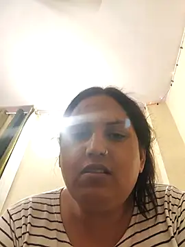 Hotmylips online show from April 14, 2026, 5:19 pm