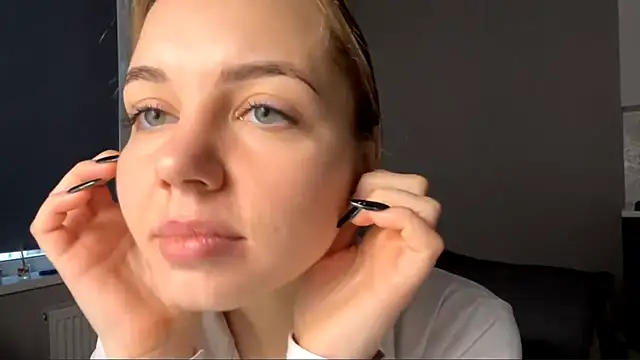 Snapshot of AliceQueenGirl chatting on January 14, 2026, 12:22 pm AliceQueenGirl online show from January 14, 2026, 12:22 pm