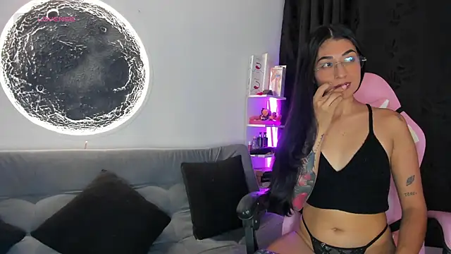 luna martii online show from December 23, 2025, 3:04 am