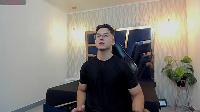 Snapshot of Noah_Clarkk chatting on April 7, 2026, 5:02 pm Noah Clarkk online show from April 7, 2026, 5:02 pm