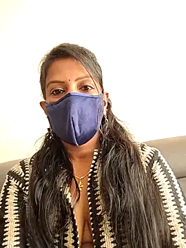 Snapshot of smallrainbow35 chatting on April 13, 2026, 2:06 am smallrainbow35 online show from April 13, 2026, 2:06 am