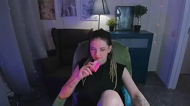 Snapshot of SarahShelby chatting on June 20, 2026, 10:23 pm SarahShelby online show from June 20, 2026, 10:23 pm