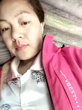 Snapshot of Lucky_cutee chatting on April 2, 2026, 6:00 am Lucky cutee online show from April 2, 2026, 6:00 am