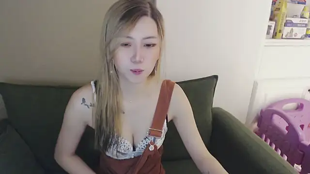 Snapshot of whitecat13 chatting on April 21, 2026, 11:16 am whitecat13 online show from April 21, 2026, 11:16 am