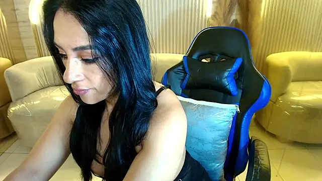 Snapshot of charlotte_r_ chatting on December 23, 2025, 3:15 am charlotte r online show from December 23, 2025, 3:15 am