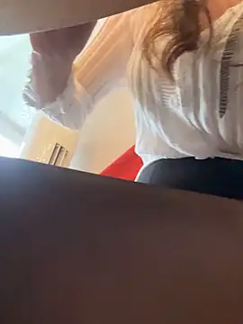 Molly-xiao online show from April 10, 2026, 9:47 am