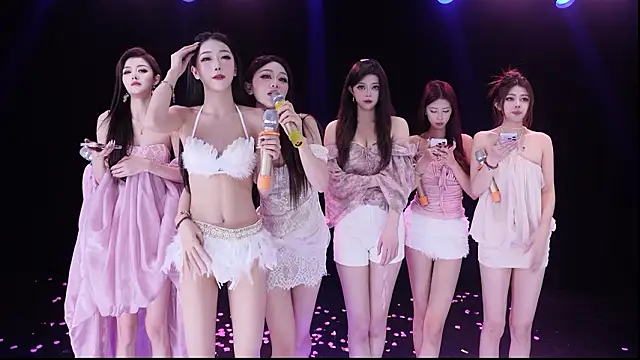 Snapshot of RV-525- chatting on February 3, 2026, 2:53 am RV-525- online show from February 3, 2026, 2:53 am