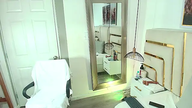 Noelle Minx online show from April 9, 2026, 6:24 pm