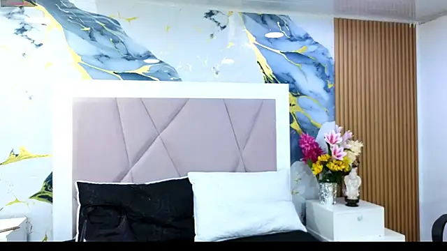 Snapshot of Sienna_Desiree chatting on April 15, 2026, 7:58 pm Sienna Desiree online show from April 15, 2026, 7:58 pm