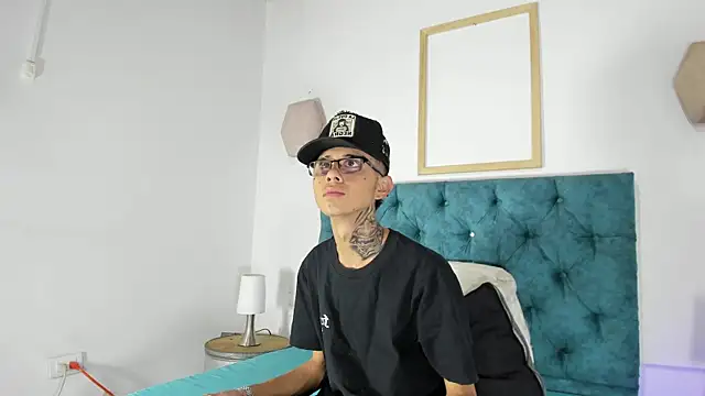 Snapshot of asher_lux chatting on July 18, 2026, 7:39 pm asher lux online show from July 18, 2026, 7:39 pm
