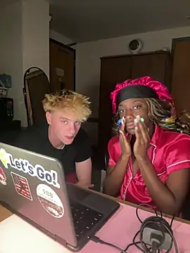 Snapshot of CookiesNcreaming chatting on March 25, 2026, 2:28 am CookiesNcreaming online show from March 25, 2026, 2:28 am